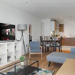 Parea Living - Colorful North London Apt With Balcony Views