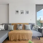 Parea Living - Colorful North London Apt With Balcony Views