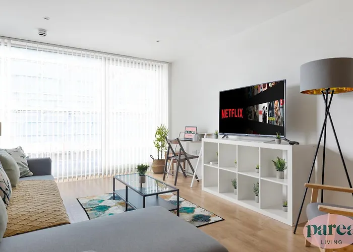 Parea Living - Colorful North London Apt With Balcony Views