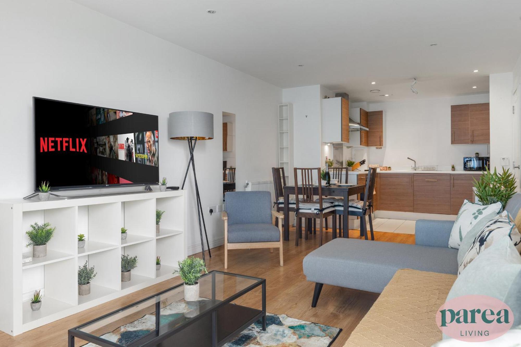 Parea Living - Colorful North With Balcony Views * London