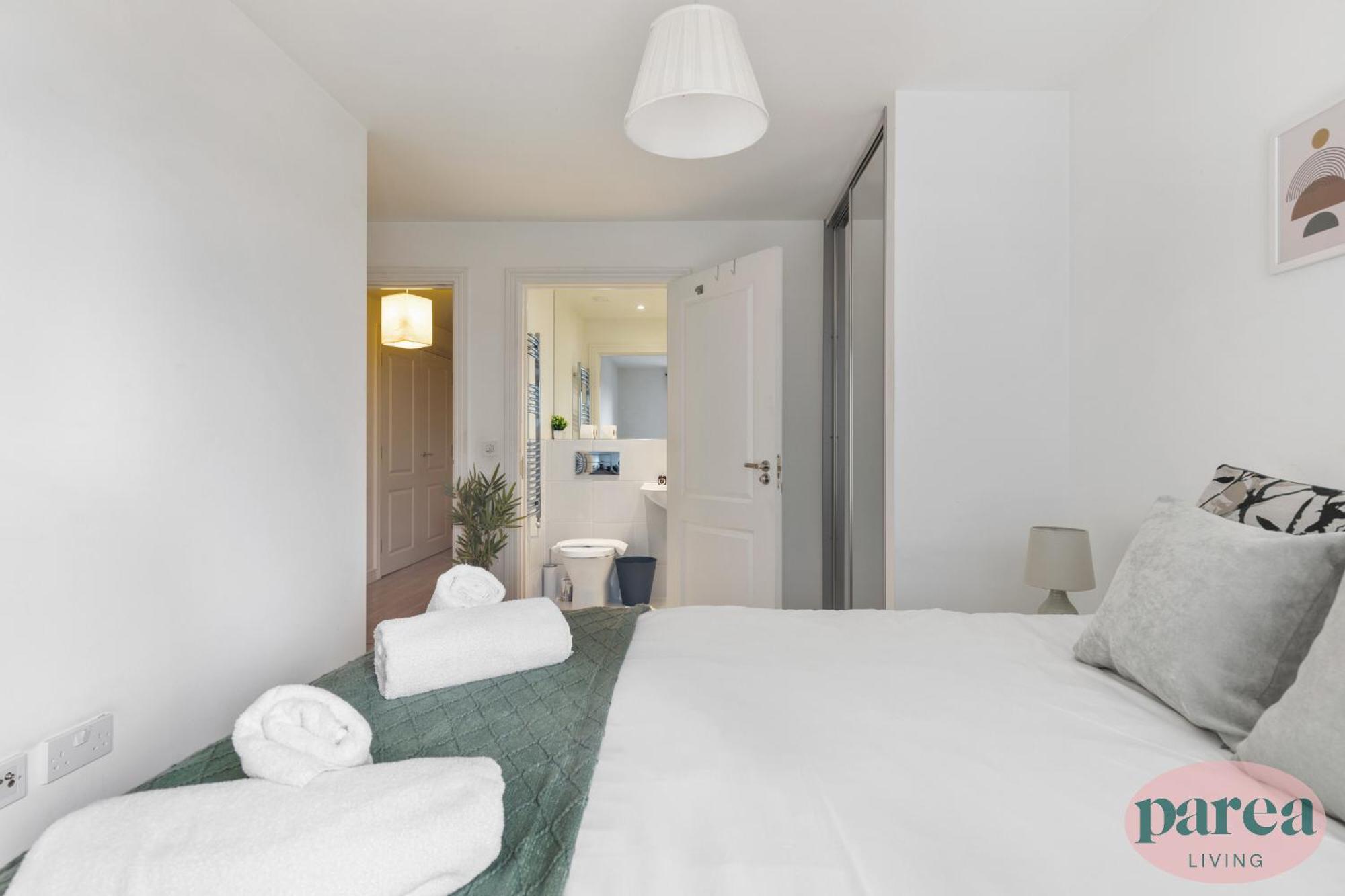 Parea Living - Colorful North With Balcony Views Apartment London