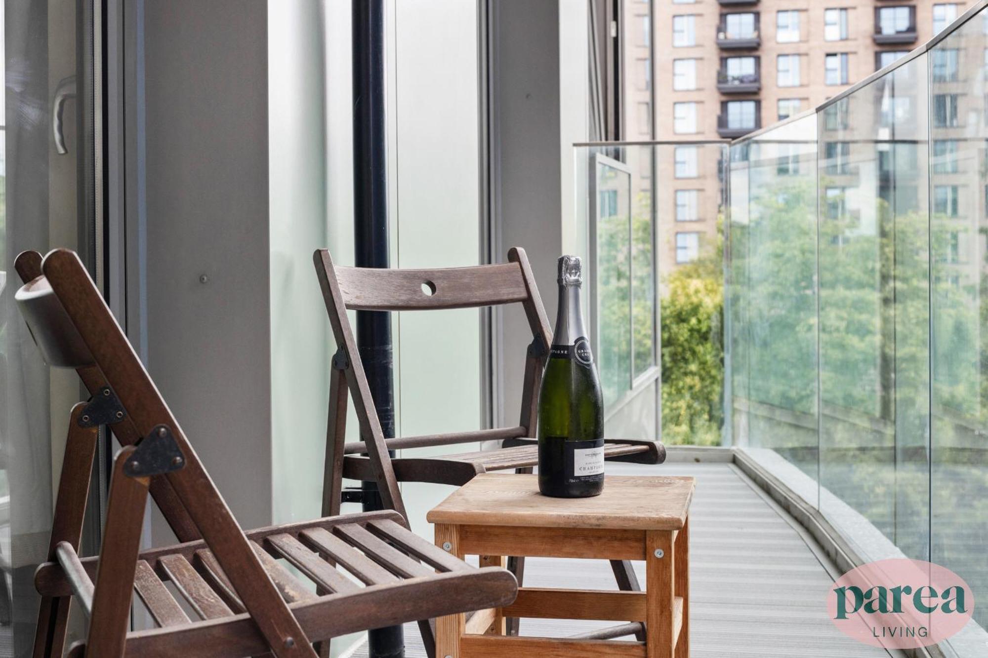 Parea Living - Colorful North With Balcony Views *