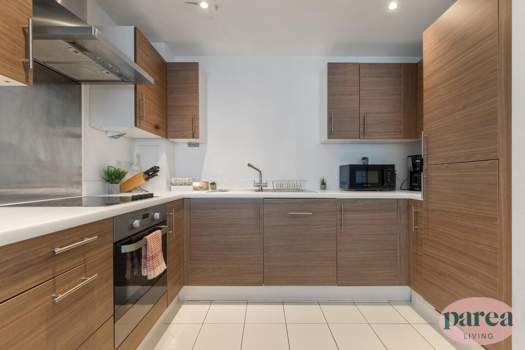Parea Living - Colorful North With Balcony Views * Londres