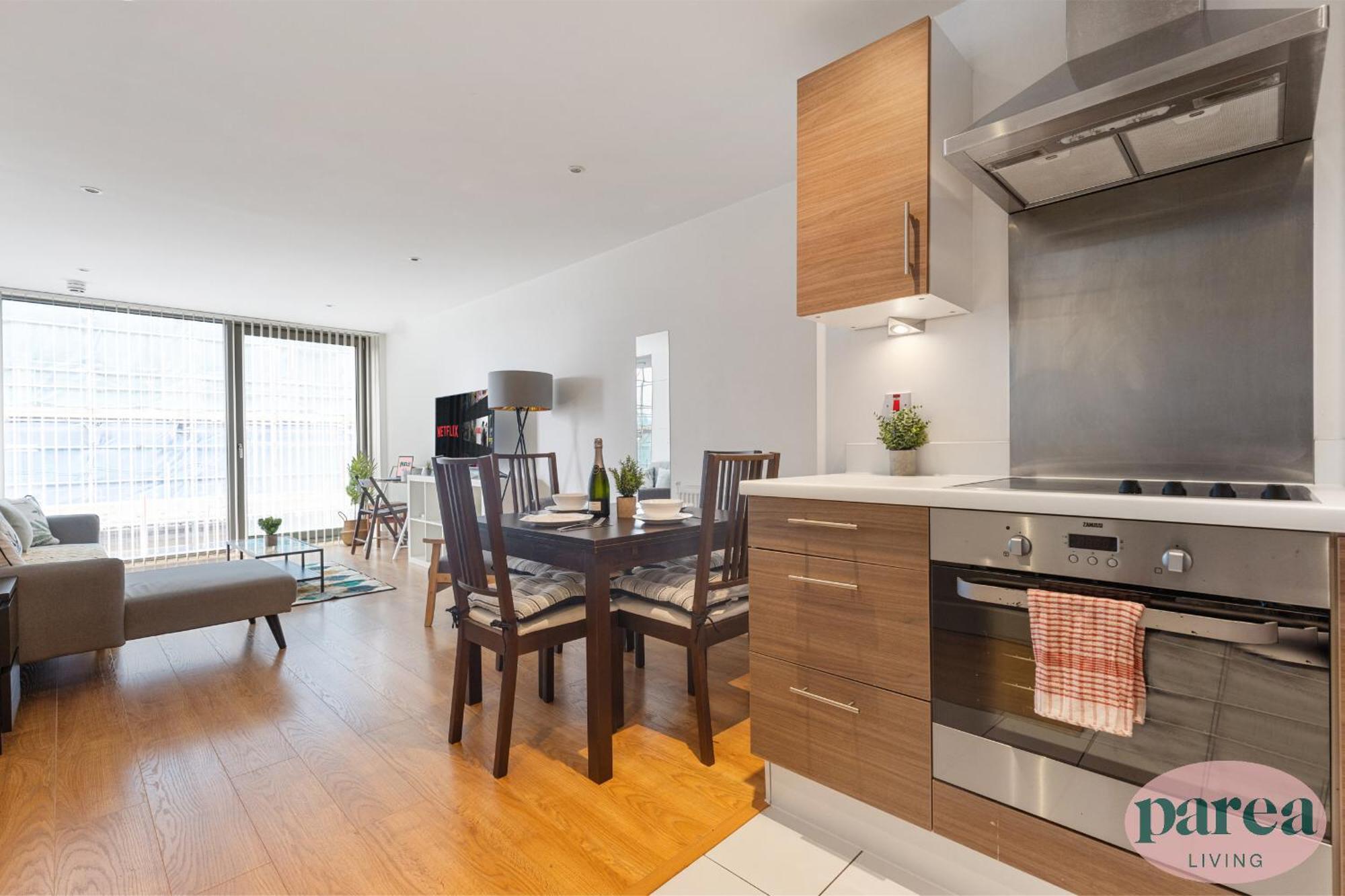 Parea Living - Colorful North With Balcony Views