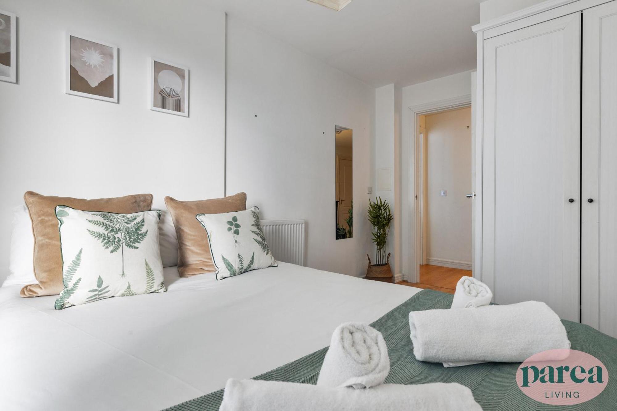 Parea Living - Colorful North With Balcony Views *