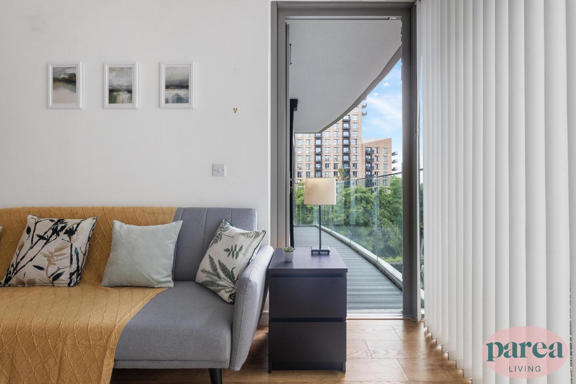 Parea Living - Colorful North With Balcony Views * London