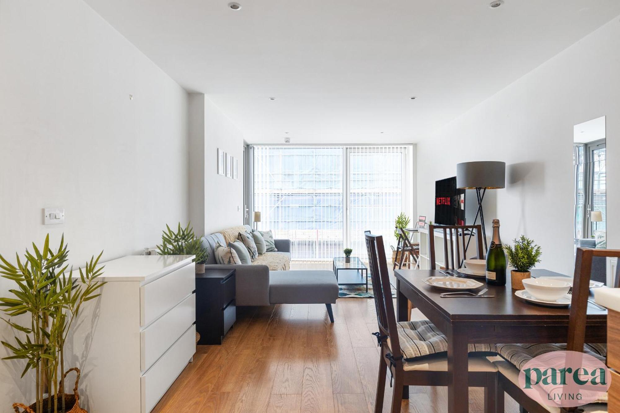 Parea Living - Colorful North With Balcony Views *