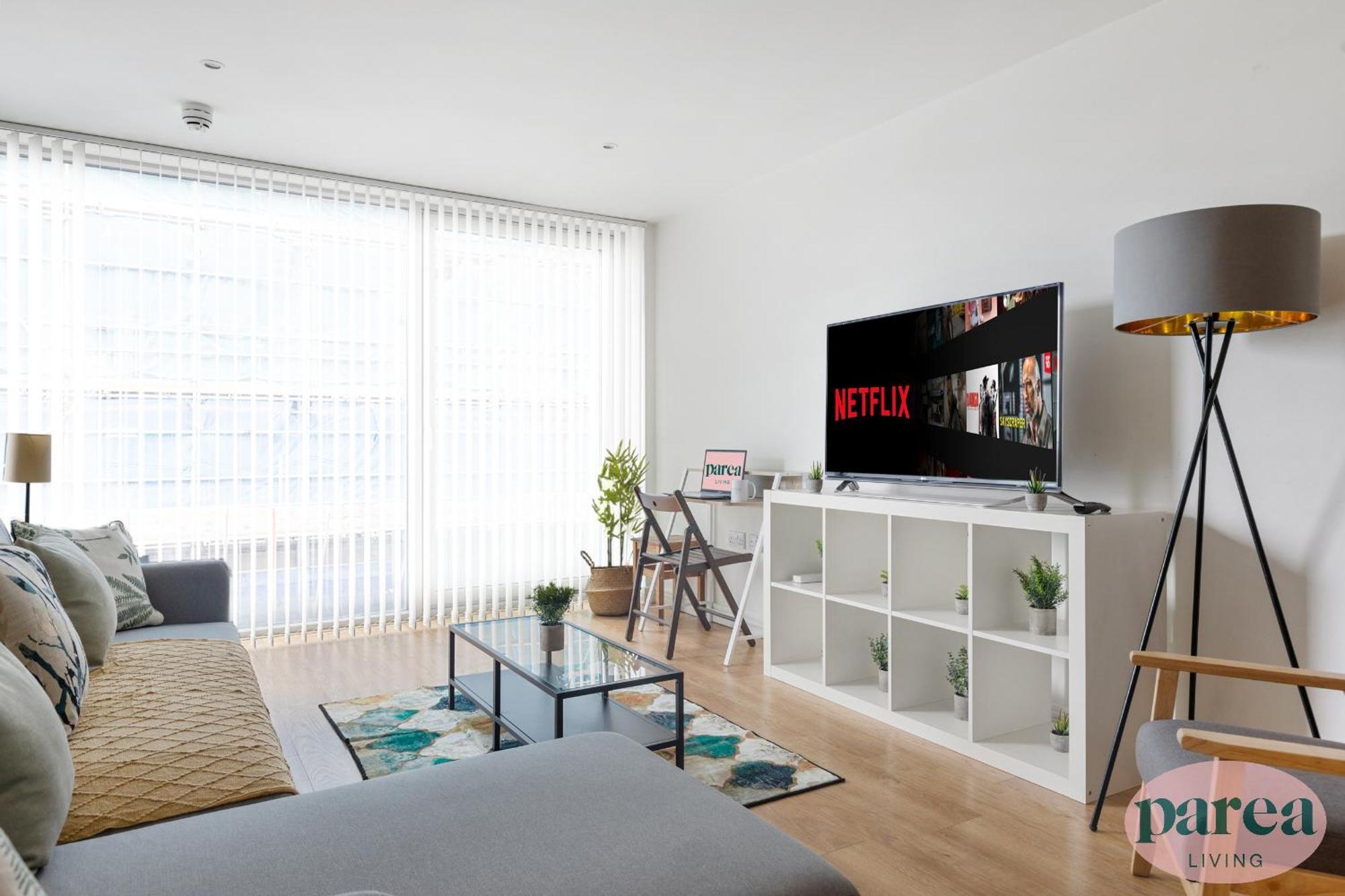Parea Living - Colorful North With Balcony Views